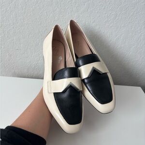 27 Edit Roxanne Black and Cream Loafers Size 10